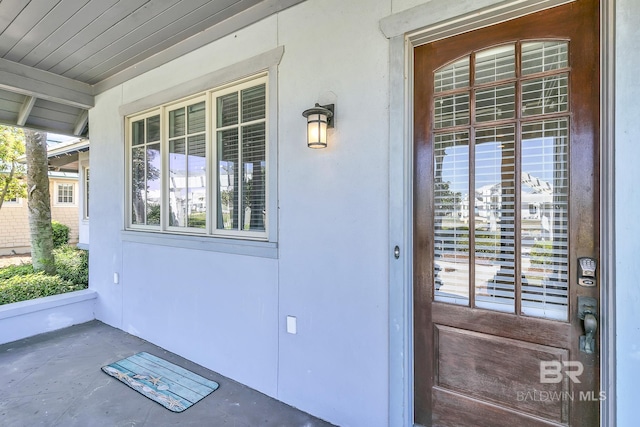 entrance to property featuring a porch
