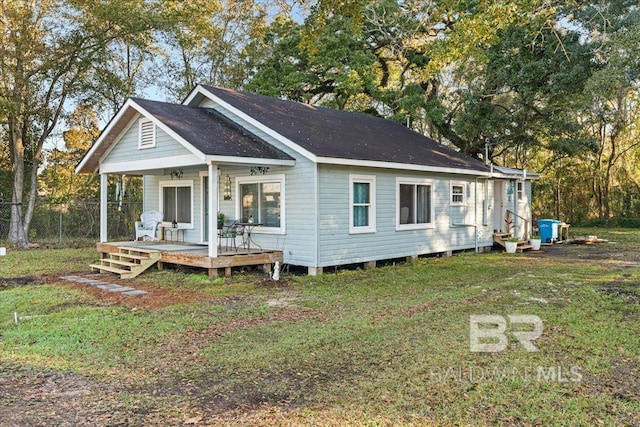 view of front facade featuring a porch and a front lawn