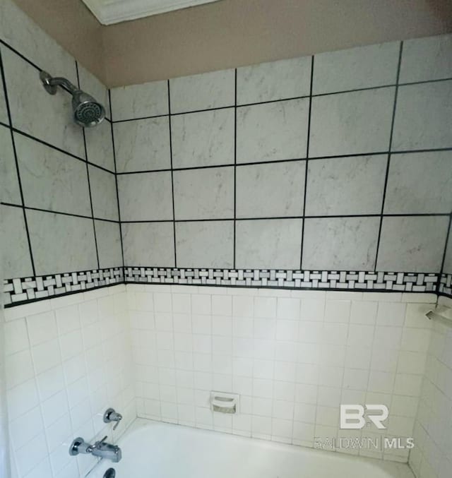 bathroom with tiled shower / bath combo