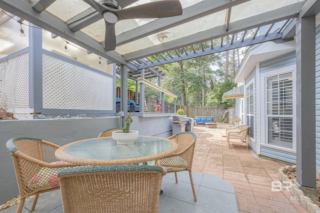 sunroom / solarium with ceiling fan