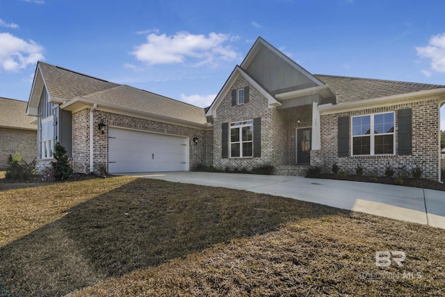 view of front facade featuring a garage and a front yard