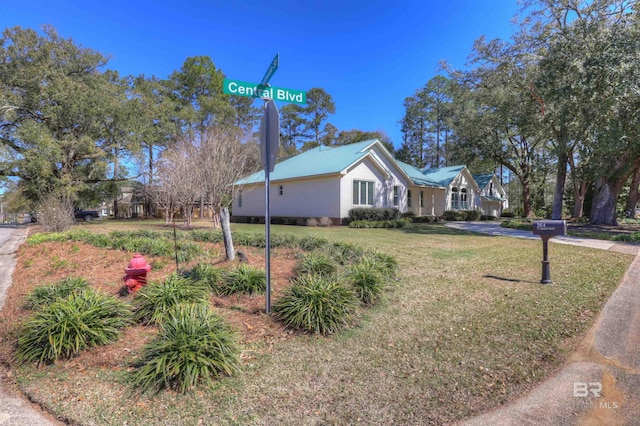 ranch-style home featuring a front yard