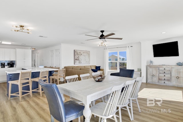 dining room featuring ornamental molding, light hardwood / wood-style floors, and ceiling fan