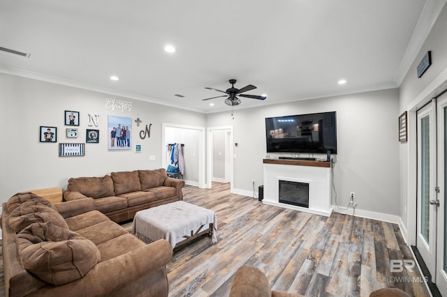 living area with visible vents, wood finished floors, recessed lighting, and a ceiling fan