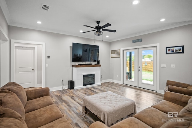 living area featuring crown molding and recessed lighting