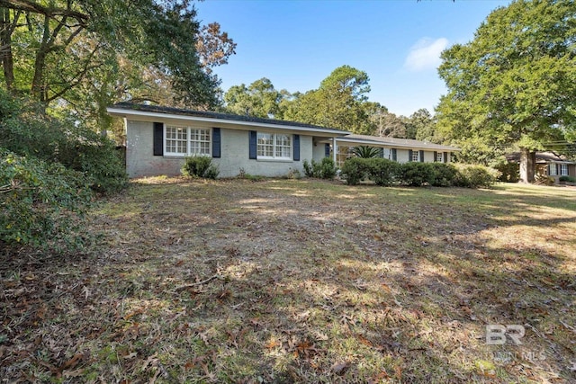 single story home with a front lawn