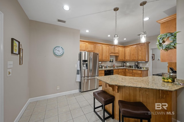 16520 Gaineswood Dr, Fairhope, AL 36532 - kitchen with stainless steel refrigerator with ice dispenser, a peninsula, dishwasher, a sink, and baseboards