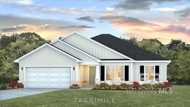 view of front facade featuring a garage and a yard