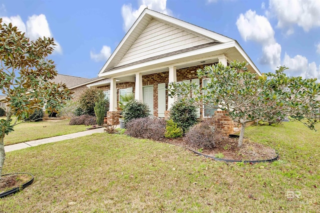 view of front of property featuring a front lawn