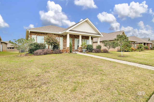 craftsman inspired home featuring a front lawn