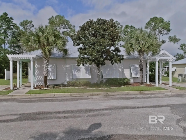 view of front of home featuring a pergola