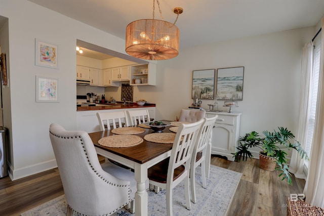 dining area featuring a chandelier, light hardwood / wood-style flooring, and a wealth of natural light