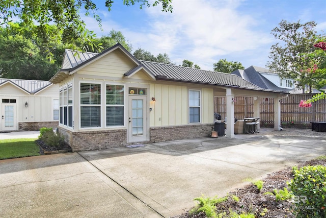 view of front of property featuring a patio area