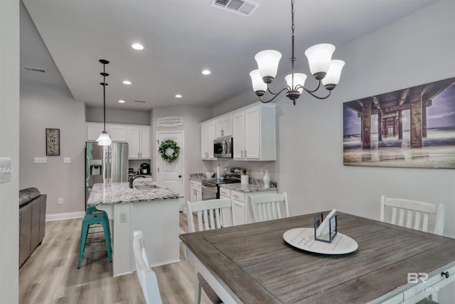 dining space featuring recessed lighting, baseboards, visible vents, and light wood finished floors