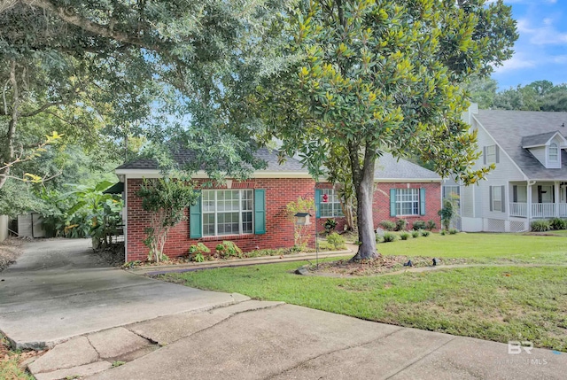 view of front of house featuring a front lawn