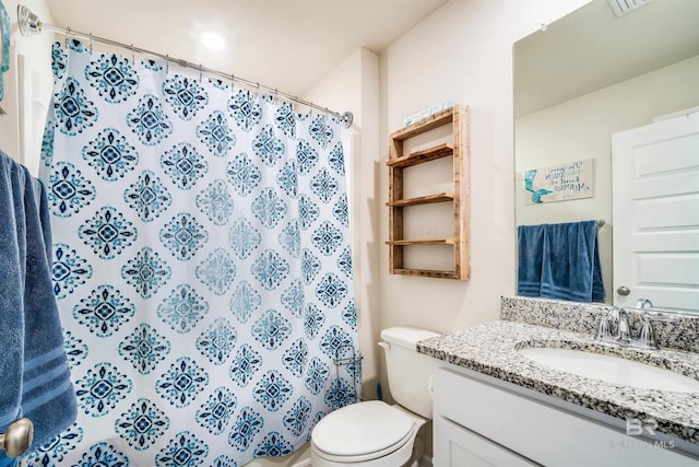 full bathroom featuring a shower with curtain, vanity, and toilet