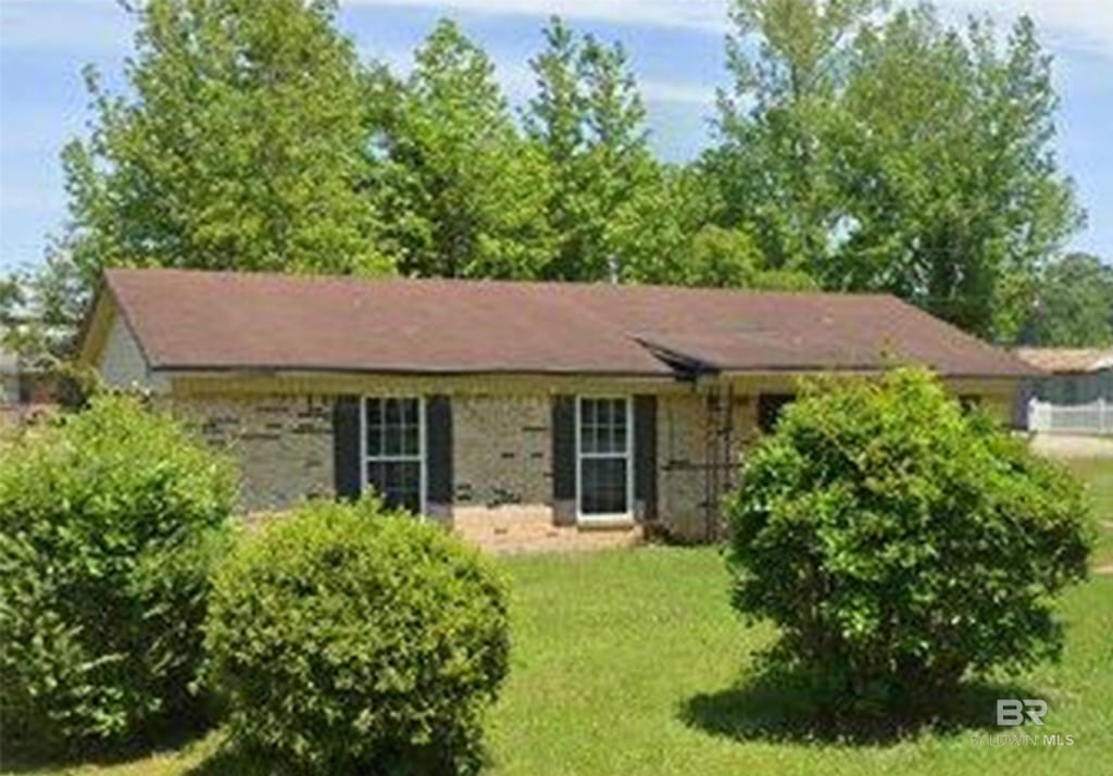 view of front of property featuring a front yard