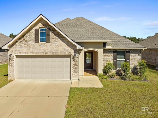 view of front of property featuring a front yard