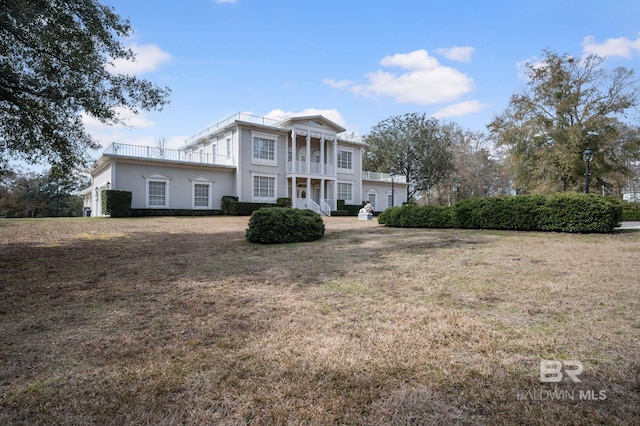 view of front of property featuring a front lawn