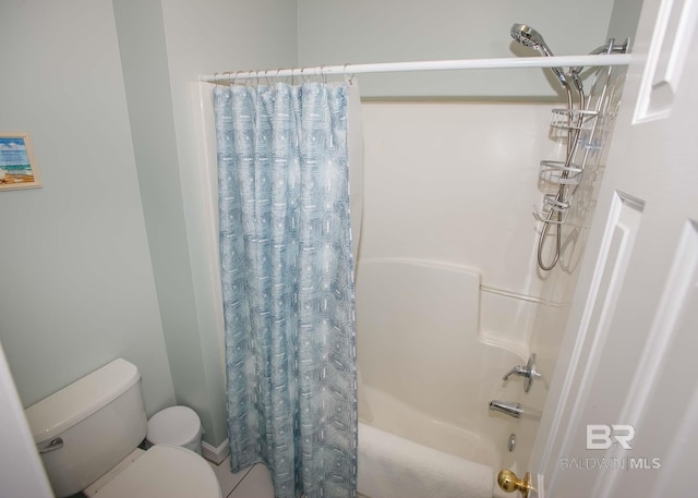 bathroom with shower / tub combo with curtain and toilet