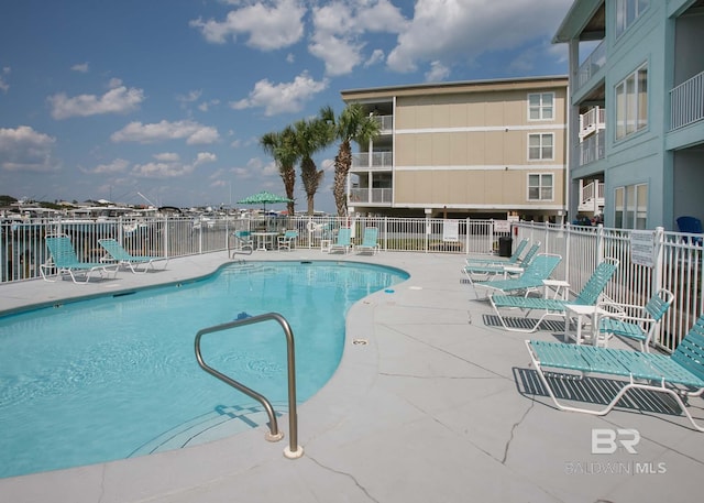 view of swimming pool