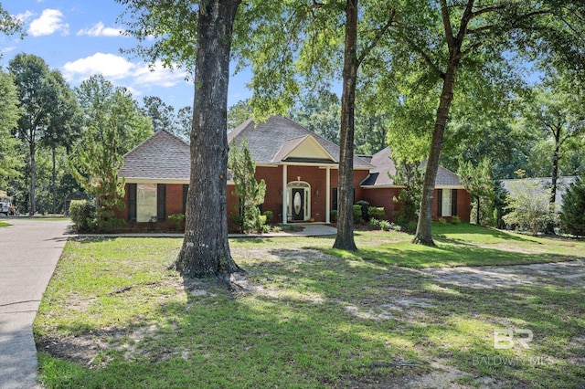 single story home with a front lawn