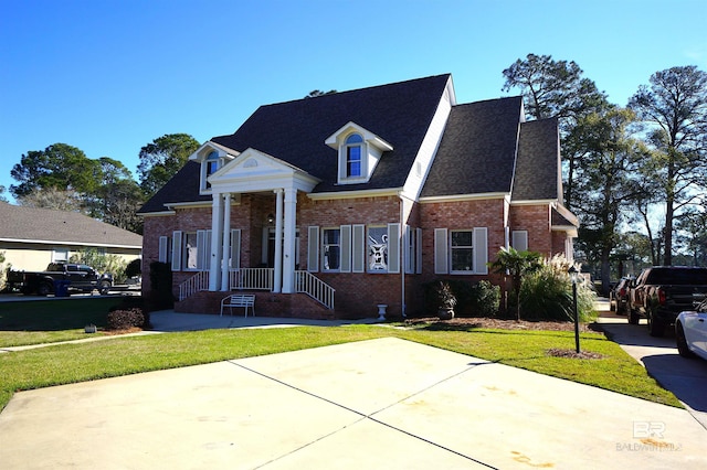 view of front of property featuring a front yard