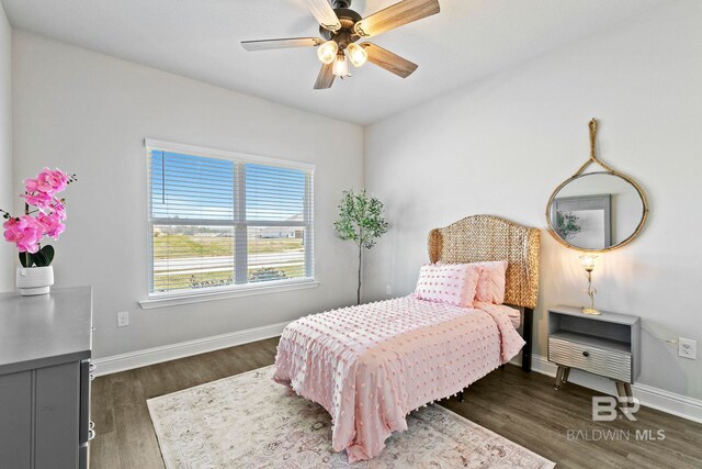 bedroom featuring dark wood finished floors, baseboards, and ceiling fan