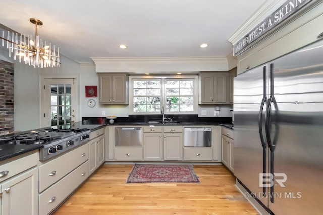 kitchen with sink, hanging light fixtures, stainless steel appliances, crown molding, and light hardwood / wood-style floors