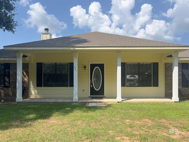 view of front of property featuring a front yard and covered porch