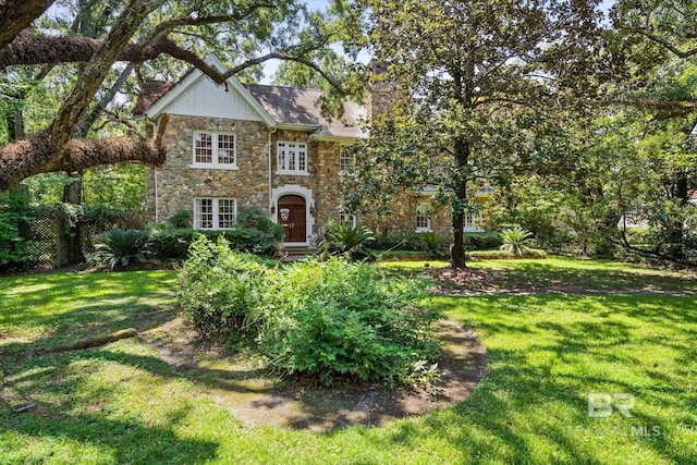 view of front of property with a front yard