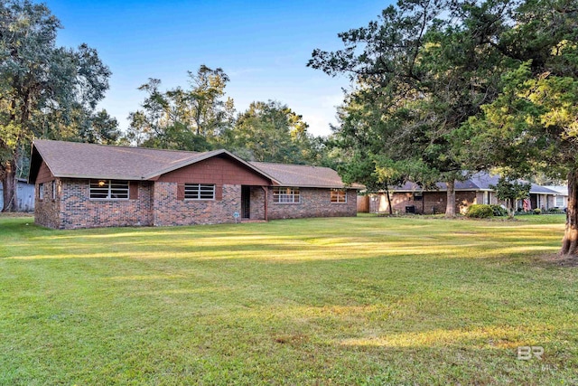 view of front of house featuring a front yard