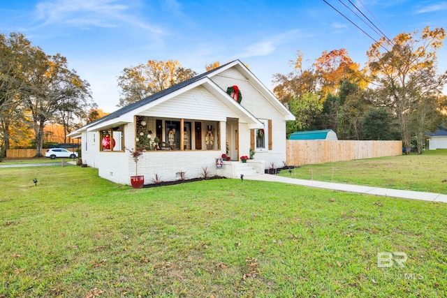 view of front of property featuring a front lawn