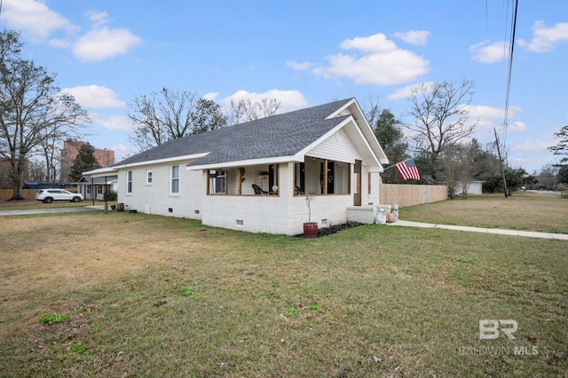 view of front facade featuring a porch and a front lawn