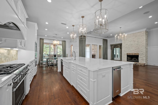 202 Paddle Creek Loop, Fairhope, AL 36532 - kitchen featuring a chandelier, stainless steel appliances, a sink, open floor plan, and crown molding