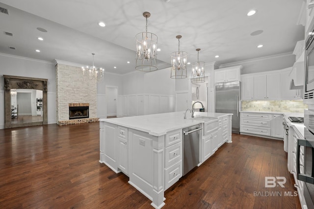 202 Paddle Creek Loop, Fairhope, AL 36532 - kitchen with appliances with stainless steel finishes, a sink, a chandelier, recessed lighting, and crown molding