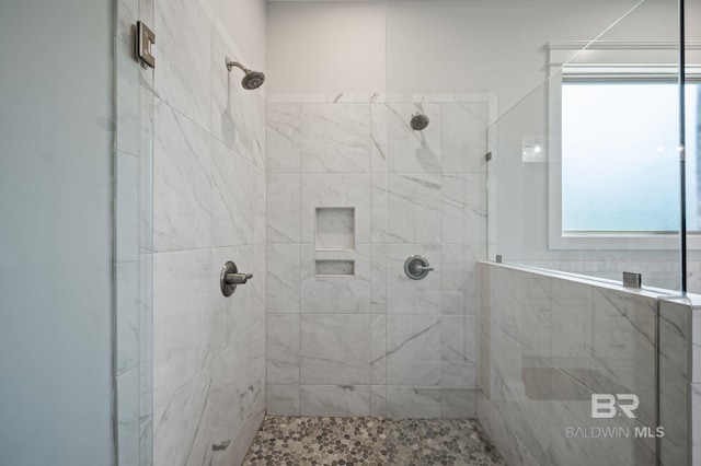 bathroom featuring tiled shower