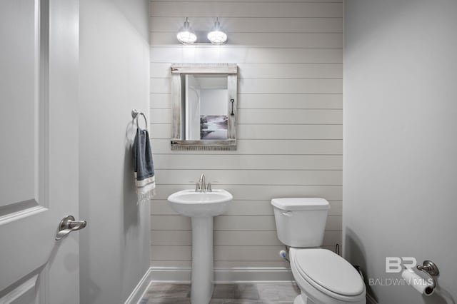 bathroom featuring toilet and baseboards