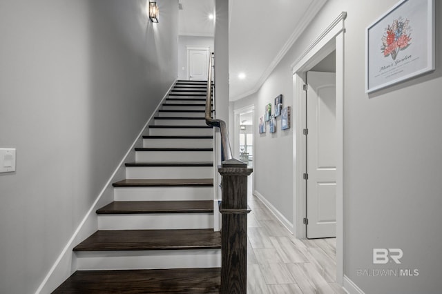 staircase with recessed lighting, crown molding, and baseboards