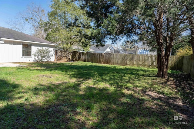 view of yard featuring a fenced backyard