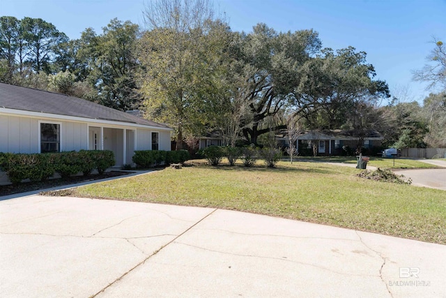 view of front facade with a front yard