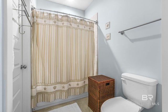 bathroom featuring a shower with shower curtain and toilet