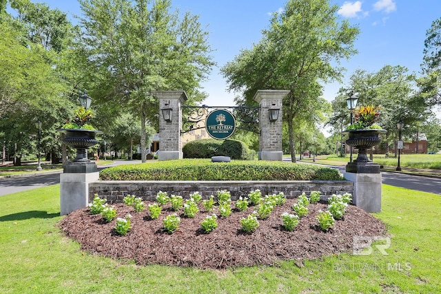 community / neighborhood sign featuring a yard