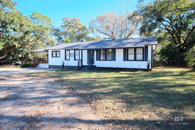 ranch-style house featuring a front lawn