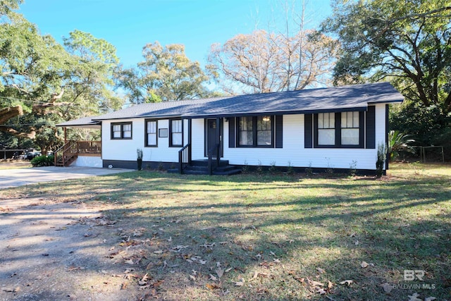 single story home featuring a front yard