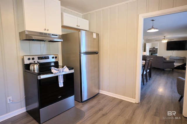 kitchen featuring stainless steel appliances, ceiling fan, crown molding, hardwood / wood-style flooring, and white cabinets