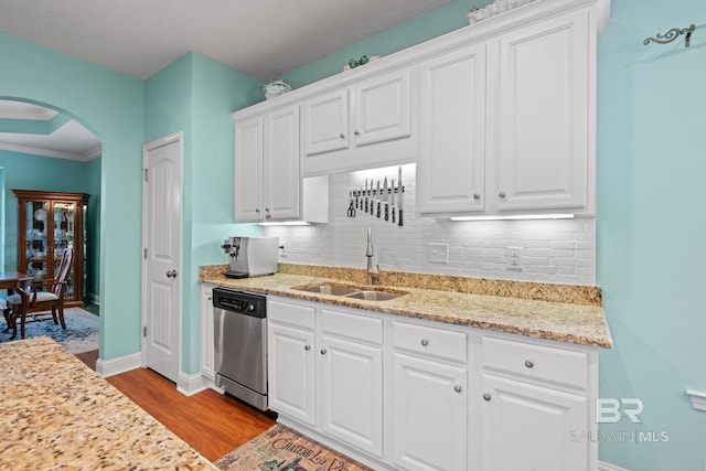 2554 Masters Ct, Mobile, AL 36618 - kitchen with dishwasher, arched walkways, decorative backsplash, light wood finished floors, and crown molding