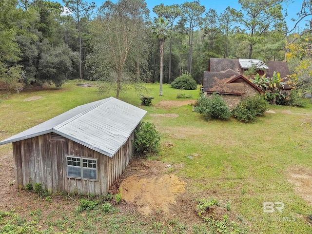 view of yard featuring an outbuilding