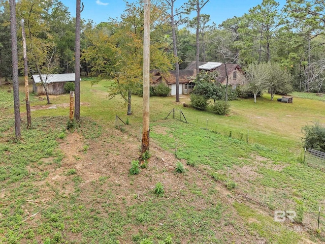 view of yard with an outbuilding