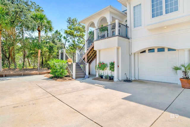 view of front facade featuring a garage